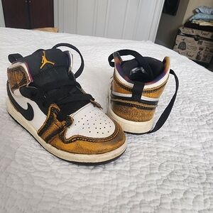 Jordan 1 Mid SE orange Wear Away sneakers